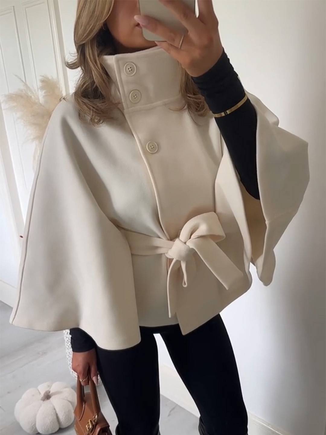 Manteau femme boutonnage ceinture col montant manches cape
