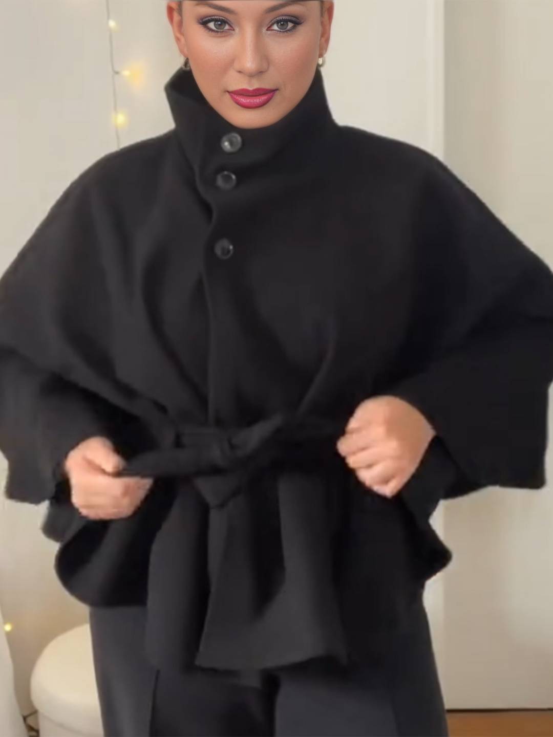 Manteau femme boutonnage ceinture col montant manches cape