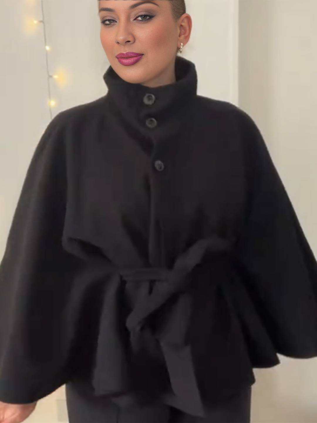 Manteau femme boutonnage ceinture col montant manches cape