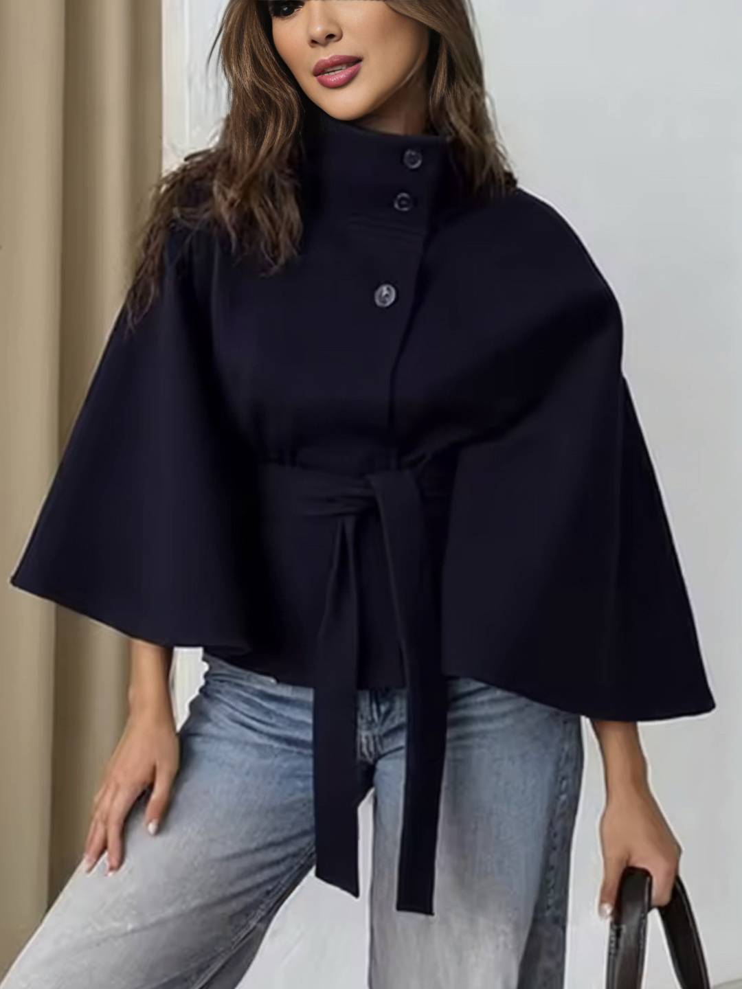 Manteau femme boutonnage ceinture col montant manches cape