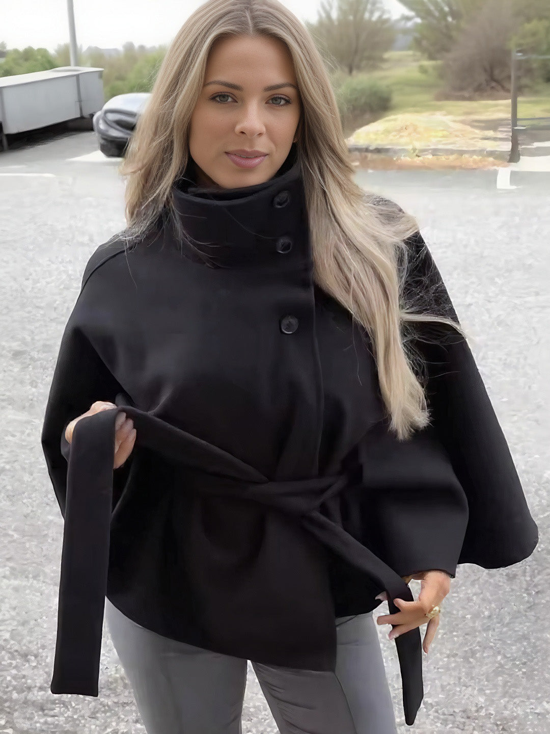 Manteau femme boutonnage ceinture col montant manches cape