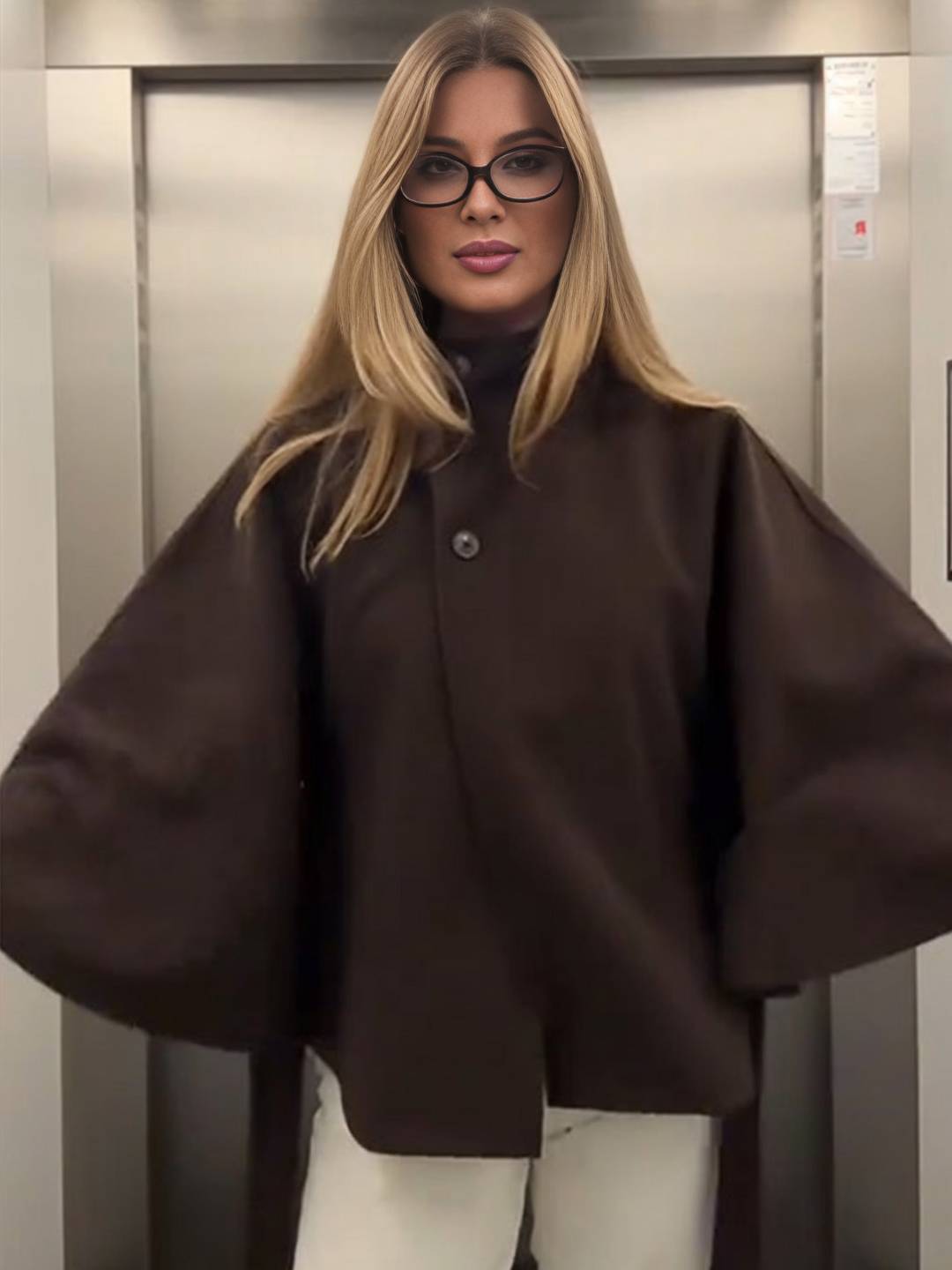 Manteau femme boutonnage ceinture col montant manches cape