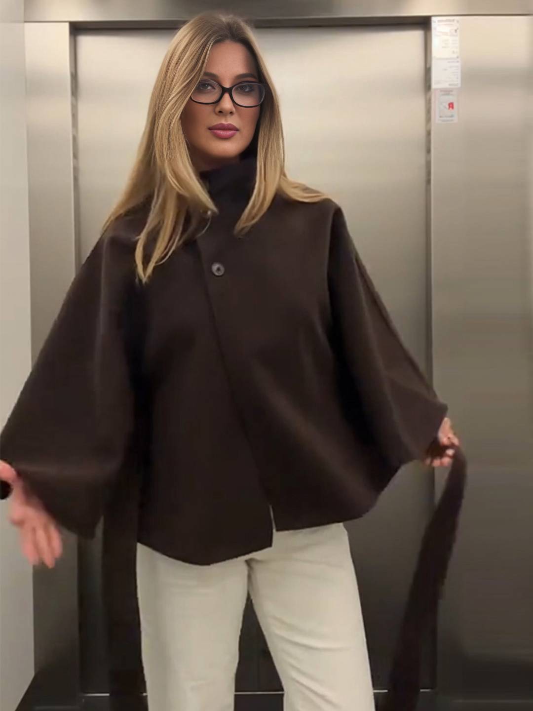 Manteau femme boutonnage ceinture col montant manches cape